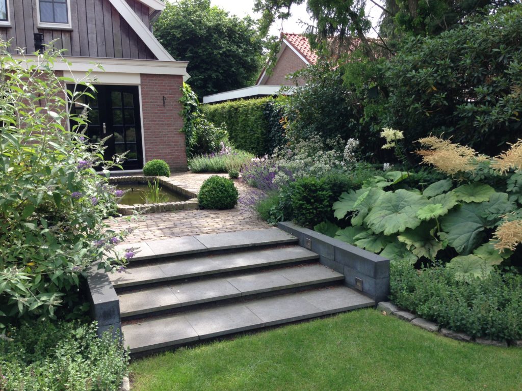 Trap in moderne tuin 