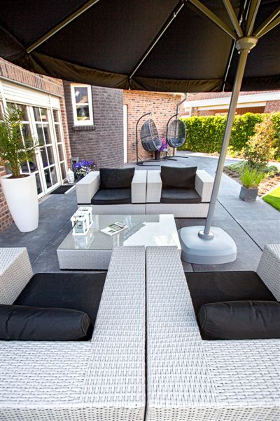 Lounge in moderne tuin 