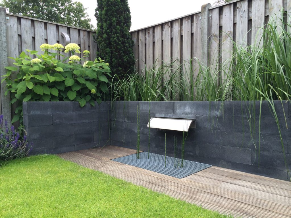 Waterval in moderne tuin
