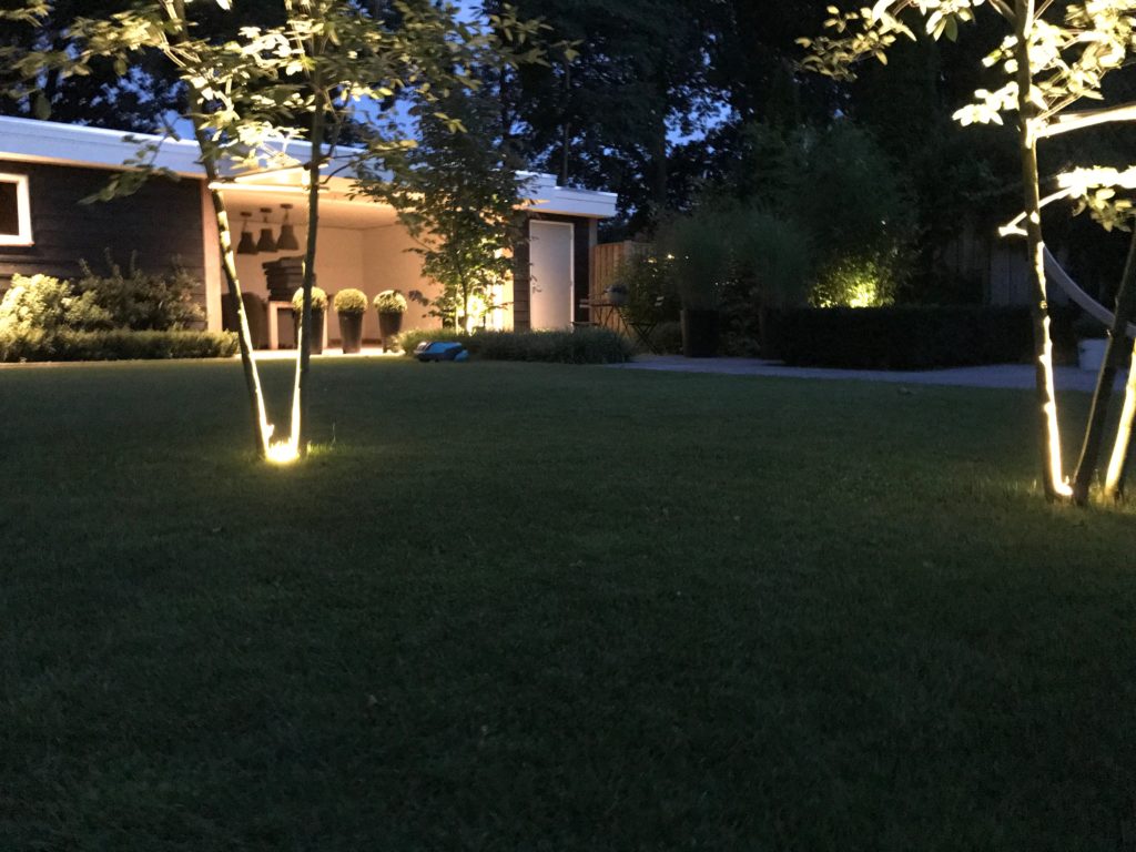 Tuinverlichting in moderne tuin 